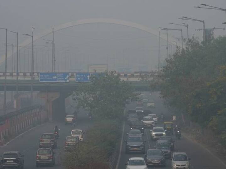 Delhi Air Pollution poisonous average AQI 398  ​ Delhi Air Pollution: दिल्ली की जहरीली हवा अभी नहीं छोड़ेगी पीछा, औसत AQI 398, जाने अगले 2 दिनों का हाल