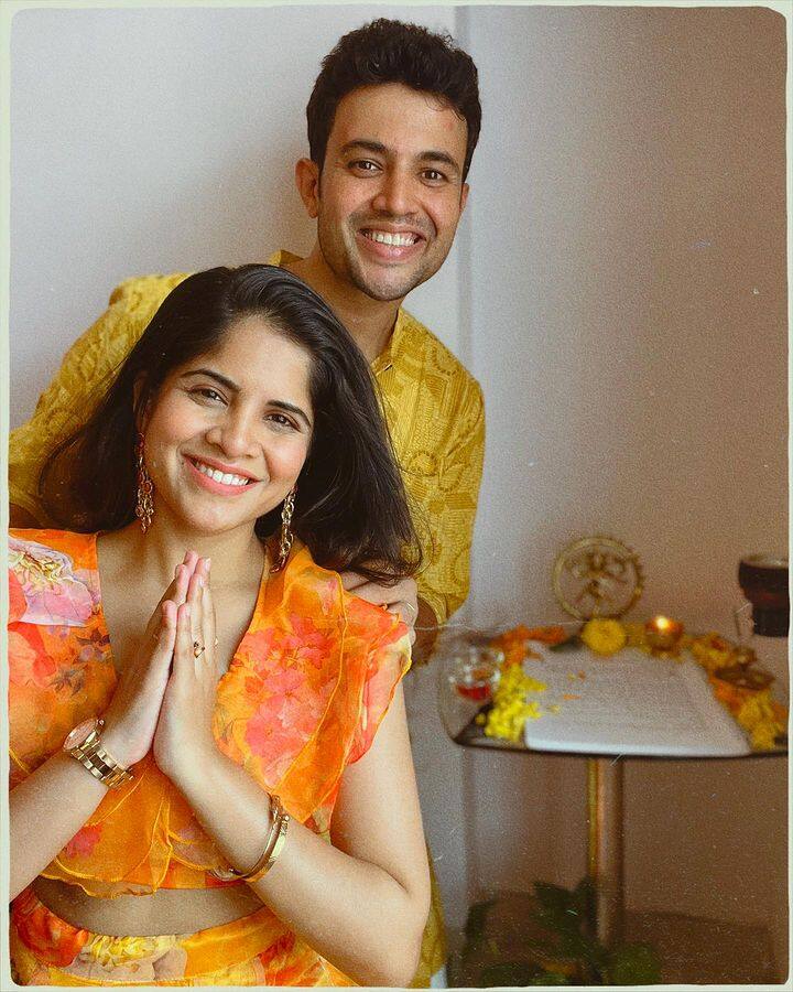 अमृता देशमुख आणि प्रसाद जवादे हे दोघेही मराठी मनोरंजनसृष्टीतील आघाडीचे कलाकार आहेत. अमृता अभिनेत्री असण्यासोबत आरजेदेखील आहे. 98.3 मिर्चीमराठीवर एफएमवर तिचा 'टॉकरवडी' हा शो आहे.