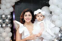 एक साल की हुई Debina-Gurmeet की नन्ही प्रिंसेस दिविशा, कपल ने लाडली का ग्रैंड बर्थडे किया सेलिब्रेट, व्हाइट ड्रेस में ट्विनिंग करती नजर आईं मां-बेटी