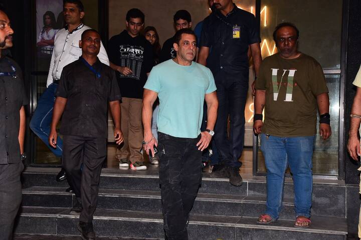 স্ক্রিনিং শেষে পোজ দেন ছবির গোটা টিমের সঙ্গে। ফ্রেমে দেখা গেল আলিজেহ অগ্নিহোত্রী, জইন শ, সাহিল মেহতা, প্রসন্ন বিশতকে।