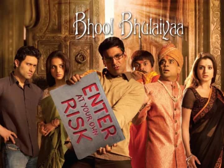 अक्षय कुमार की ल भुलैया' एक महिला में मंजुलिका की आत्मा समा जाती है. उसका पति अंधविश्वास पर यकीन नहीं करता इसीलए उसकी अलग हरकते देख उसे अपने एक दोस्त के पास ले जाता है जो कि साइक्रैट्रिस्ट होता है.