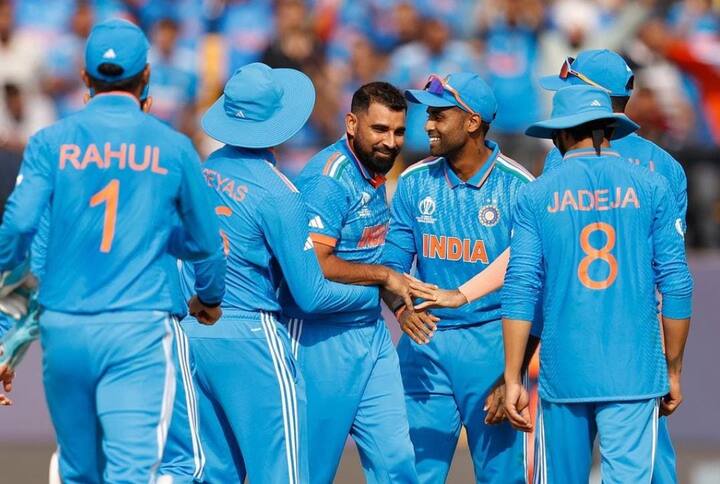 அரை இறுதி போட்டியில் நியூசிலாந்து அணியை எதிர்கொண்ட இந்திய அணி, அவர்களை எழுபது ரன்கள் வித்தியாசத்தில் வீழ்த்தி இறுதிப் போட்டிக்குள் முதலாவது அணியாக நுழைந்தது. கோப்பை தொடரில் பலம் வாய்ந்த இந்திய அணி லீக் தொடர்களில் ஒன்பது போட்டிகளை எதிர் கொண்டு அனைத்திலும் வென்று அரை இறுதிக்கு தகுதி பெற்றது.
