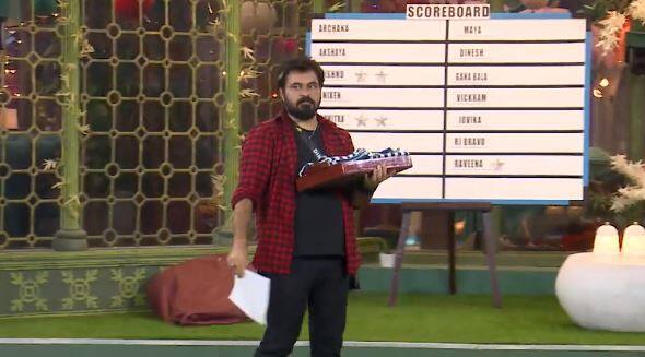 அர்ச்சனா, விசித்திராவின் கேமை ஓவர் டேக் செய்யும் வகையில், அவர்களுக்கு சாப்பாடு கொடுத்து அவர்களுடனே வெளியே படுத்து தூங்கிவிட்டார் தினேஷ்.