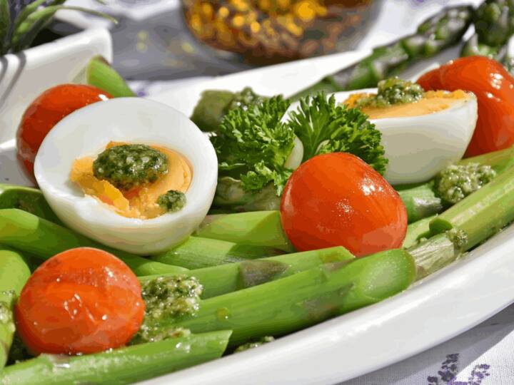 Health Tips : रिकाम्या पोटी काय खाणे योग्य? अंडी की काजू जाणून घ्या.
