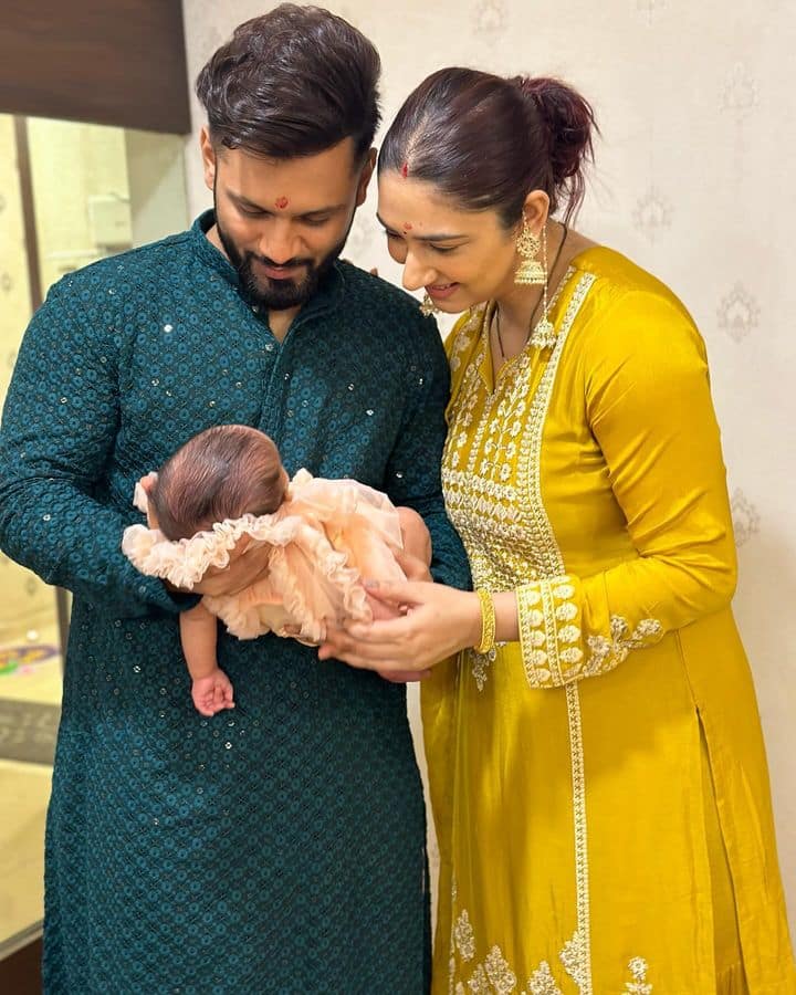 दिशा आणि राहुल यांनी त्यांच्या मुलीच्या नामकरण सोहळ्याचे फोटो नुकतेच सोशल मीडियावर शेअर केले आहेत. हे फोटो शेअर करुन राहुल आणि दिशानं त्यांच्या मुलीच्या नावाची माहिती चाहत्यांना दिली आहे.