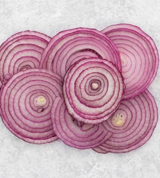 ਕੱਟੇ ਹੋਏ ਪਿਆਜ਼ ਵਿੱਚ ਬਹੁਤ ਜ਼ਿਆਦਾ ਨਮੀ ਹੁੰਦੀ ਹੈ ਅਤੇ ਇਸ ਨੂੰ ਫਰਿੱਜ ਵਿੱਚ ਰੱਖ ਕੇ ਨਮੀ ਨੂੰ ਬਰਕਰਾਰ ਰੱਖਿਆ ਜਾ ਸਕਦਾ ਹੈ। ਇਹ ਜ਼ਿਆਦਾ ਨਮੀ ਸਮੇਂ ਦੇ ਨਾਲ ਪਿਆਜ਼ ਨੂੰ ਨਰਮ ਬਣਾ ਸਕਦੀ ਹੈ, ਉਹਨਾਂ ਦੀ ਬਣਤਰ ਅਤੇ ਅਪੀਲ ਨੂੰ ਘਟਾ ਸਕਦੀ ਹੈ। ਜੇ ਤੁਸੀਂ ਕਦੇ ਸਟਿੱਕੀ, ਫਰਿੱਜ ਵਿੱਚ ਕੱਟੇ ਹੋਏ ਪਿਆਜ਼ ਦੇ ਇੱਕ ਡੱਬੇ ਨੂੰ ਬਾਹਰ ਕੱਢਿਆ ਹੈ, ਤਾਂ ਤੁਸੀਂ ਜਾਣਦੇ ਹੋ ਕਿ ਇਹ ਕਿੰਨਾ ਦੁਖਦਾਈ ਹੋ ਸਕਦਾ ਹੈ।