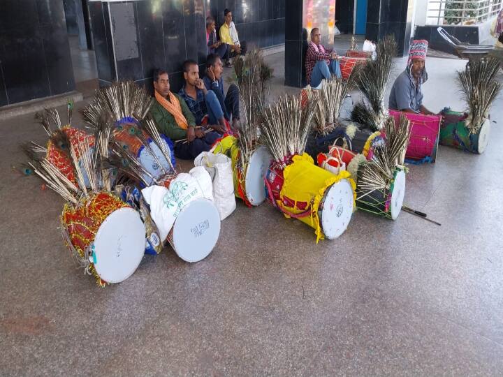 पटना साहिब स्टेशन पर ढोलक बाजार में छठ पूजा के दौरान 300 से 400 लोग पहुंचते हैं. इस बाजार के लोगों ने बताया कि लगभग सभी को काम मिल ही जाता है.