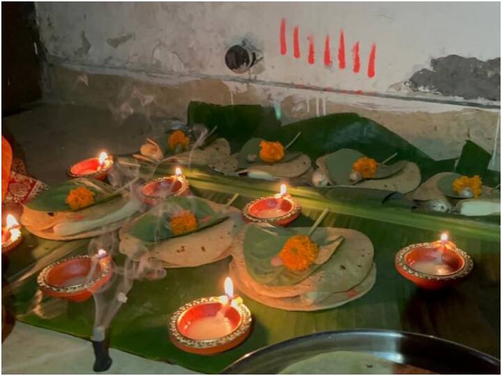 खरना का अर्थ है शुद्धता. यह पूजा नहाय खाय के अगले दिन मनाया जाता है. धार्मिक मान्यताओं के अनुसार, इस दिन अंतर मन की स्वच्छता पर जोर दिया जाता है. खरना पूजा इस महापर्व के दौरान की जाने वाली अहम पूजा है. ऐसा कहा जाता है इसी दिन छठी मैया का आगमन होता है, जिसके बाद व्रतियों का 36 घंटे का निर्जला उपवास शुरू हो जाता है.