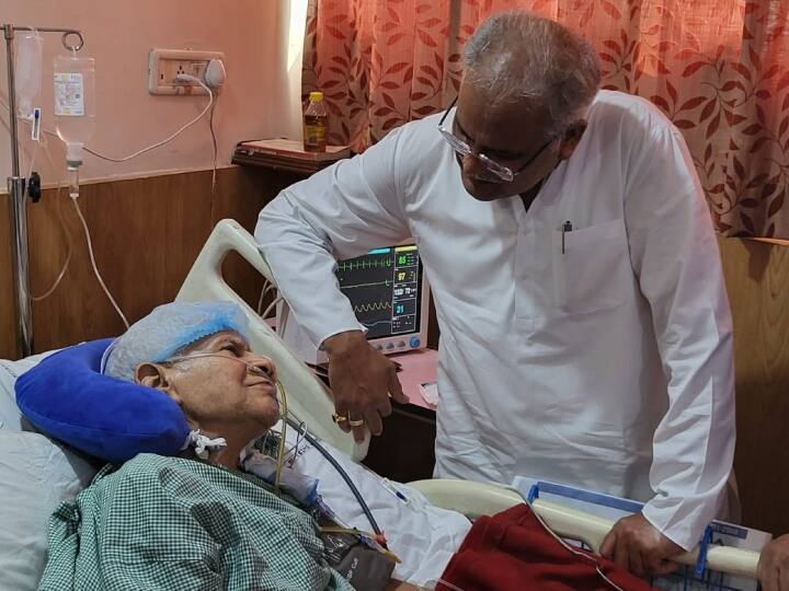 Bhupesh Baghel Visits Father Nandkumar Baghel Admitted in Raipur Hospital since one month ann Chhattisgarh News: चुनाव के चलते बीमार पिता से नहीं मिल पाया CM बेटा, वोटिंग खत्म होते ही सबसे पहले पहुंचे अस्पताल