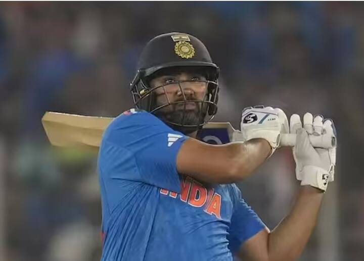 ਭਾਰਤੀ ਕਪਤਾਨ ਰੋਹਿਤ ਸ਼ਰਮਾ ਵੀ ਇਸ ਦੌੜ ਵਿੱਚ ਅੱਗੇ ਆ ਸਕਦੇ ਹਨ। ਇਸ ਵਿਸ਼ਵ ਕੱਪ 'ਚ ਸਭ ਤੋਂ ਵੱਧ ਦੌੜਾਂ ਬਣਾਉਣ ਦੇ ਮਾਮਲੇ 'ਚ ਰੋਹਿਤ ਪੰਜਵੇਂ ਸਥਾਨ 'ਤੇ ਹਨ। ਉਸ ਨੇ 10 ਮੈਚਾਂ 'ਚ 550 ਦੌੜਾਂ ਬਣਾਈਆਂ ਹਨ। ਉਹ ਯਕੀਨੀ ਤੌਰ 'ਤੇ ਕੋਹਲੀ ਤੋਂ 161 ਦੌੜਾਂ ਪਿੱਛੇ ਹੈ ਪਰ ਰੋਹਿਤ ਦਾ ਸਟ੍ਰਾਈਕ ਰੇਟ 124.15 ਹੈ। ਉਸ ਦੀ ਧਮਾਕੇਦਾਰ ਬੱਲੇਬਾਜ਼ੀ ਦੀ ਬਦੌਲਤ ਭਾਰਤੀ ਟੀਮ ਲਗਭਗ ਹਰ ਮੈਚ 'ਚ ਚੰਗੀ ਸ਼ੁਰੂਆਤ ਕਰਨ 'ਚ ਕਾਮਯਾਬ ਰਹੀ ਹੈ। ਉਸ ਦੀ ਪਾਰੀ ਨੇ ਟੀਮ ਦੀ ਗਤੀ ਤੈਅ ਕੀਤੀ ਹੈ। ਅਜਿਹੇ 'ਚ ਰੋਹਿਤ ਨੂੰ 'ਪਲੇਅਰ ਆਫ ਦਿ ਟੂਰਨਾਮੈਂਟ' ਦਾ ਐਵਾਰਡ ਵੀ ਦਿੱਤਾ ਜਾ ਸਕਦਾ ਹੈ।