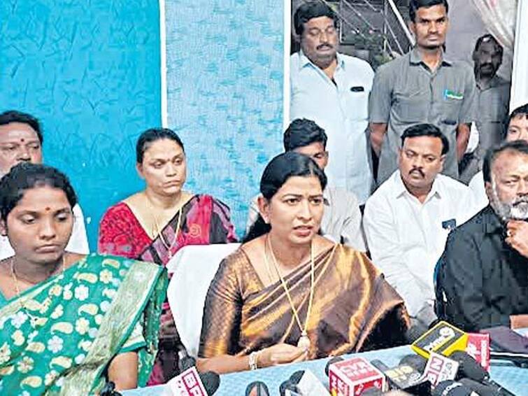 West Godavari News CID Enquiry On Mahendra Suicide Says Home Minister Taneti Vanitha Taneti Vanitha: నాకే పాపం తెలియదు, వాళ్లు చెబితేనే పోలీసులకు ఫోన్ చేశా - మంత్రి తనేటి వనిత