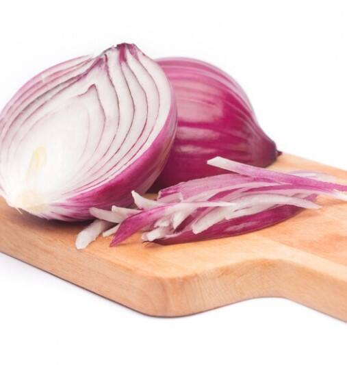 ਕੱਟੇ ਹੋਏ ਪਿਆਜ਼ ਨੂੰ ਫਰਿੱਜ ਵਿੱਚ ਰੱਖਣ ਦੀ ਵੀ ਮਨਾਹੀ ਹੈ ਕਿਉਂਕਿ ਇਹ ਬਹੁਤ ਤੇਜ਼ ਗੰਧ ਛੱਡਦਾ ਹੈ। ਜੋ ਸਾਰੇ ਫਰਿੱਜ ਵਿੱਚ ਫੈਲ ਜਾਂਦਾ ਹੈ। ਪਿਆਜ਼ ਵਿੱਚ ਇੱਕ ਸ਼ਕਤੀਸ਼ਾਲੀ ਸੁਗੰਧ ਹੁੰਦੀ ਹੈ ਜੋ ਤੁਹਾਡੇ ਫਰਿੱਜ ਵਿੱਚ ਰੱਖੇ ਹੋਰ ਭੋਜਨ ਪਦਾਰਥਾਂ ਵਿੱਚ ਆਸਾਨੀ ਨਾਲ ਫੈਲ ਸਕਦੀ ਹੈ। ਇਸ ਕਾਰਨ ਫਰਿੱਜ 'ਚ ਰੱਖੇ ਖਾਣੇ ਦਾ ਸਵਾਦ ਵੀ ਬਦਲ ਸਕਦਾ ਹੈ। ਸੁਆਦ ਅਤੇ ਗੰਧ ਪਿਆਜ਼ ਵਰਗੀ ਹੋ ਸਕਦੀ ਹੈ।