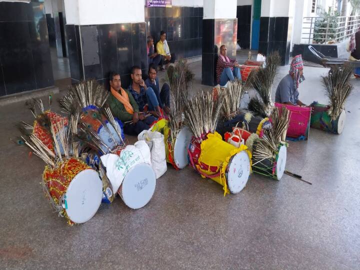 पटना साहिब स्टेशन पर लगभग 200 की संख्या में ढोलक बजाने वाले जमा हुए हैं. ढोलक बजाने वाले अपने ढोलक के साथ प्रत्येक वर्ष यहां पहुंचते हैं.