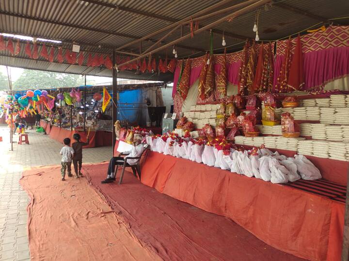 तालाब में खड़े होकर श्रद्धालु सूर्य देव को अर्ध्य देंगे. उन्होंने बताया कि पूर्वांचल के बहुत से परिवार छठ पूजा में भाग लेते हैं. गुरुग्राम में कुल 54 जगहों पर प्रशासन की तरफ से छठ पूजा के लिए 54 घाट बनाए गए हैं.