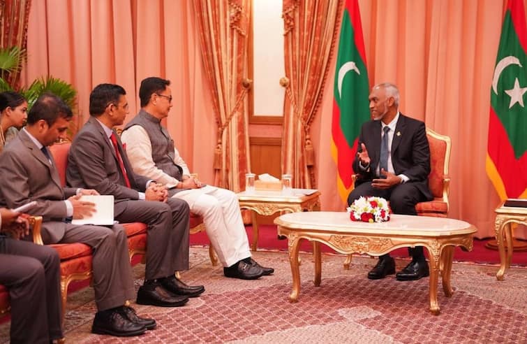 maldives-president--muizzu-office-formally-asks-union-minister-kiren-rijiju-to-withdraw-india-military-presence Mohamed Muizzu: શપથ લેતા જ માલદિવના રાષ્ટ્રપતિએ બતાવ્યા તેવર, કહ્યું, ભારતની સેના હટાવી લ્યો