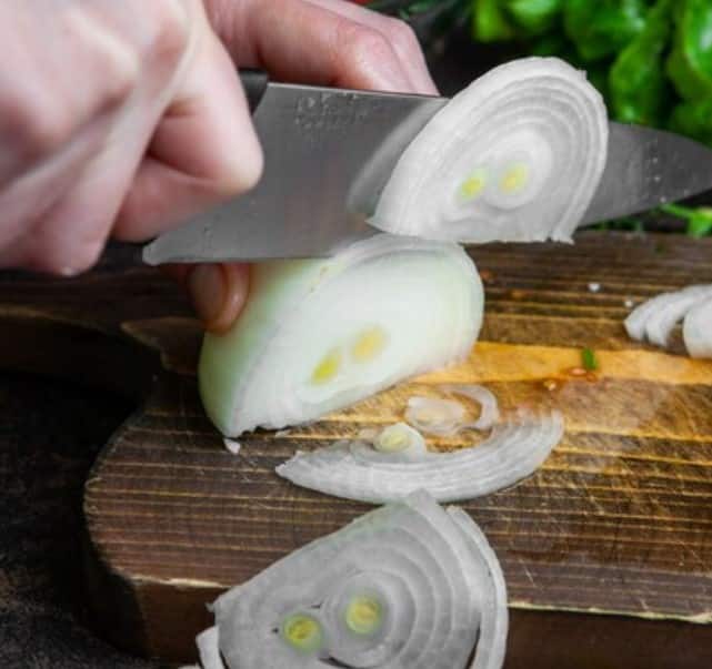 ਸਾਲ 2020 ਵਿੱਚ ਪ੍ਰਕਾਸ਼ਿਤ ਇੱਕ ਰਿਪੋਰਟ ਦੇ ਅਨੁਸਾਰ, ਕੱਟੇ ਹੋਏ ਪਿਆਜ਼ ਨੂੰ ਖੁੱਲੇ ਵਿੱਚ ਰੱਖਣ ਨਾਲ ਇਸ ਵਿੱਚ ਬੈਕਟੀਰੀਆ ਵਧਦਾ ਹੈ। ਇਹ ਦਰਸਾਉਂਦਾ ਹੈ ਕਿ ਕੱਟੇ ਹੋਏ ਪਿਆਜ਼ ਵਿੱਚ ਬੈਕਟੀਰੀਆ ਬਹੁਤ ਤੇਜ਼ੀ ਨਾਲ ਵਧਦੇ ਹਨ।