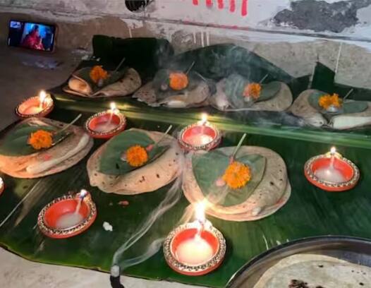 ਖਰਨਾ ਪੂਜਾ ਵਾਲੇ ਦਿਨ ਸ਼ਰਧਾਲੂ ਇਸ਼ਨਾਨ ਕਰਕੇ ਭਗਵਾਨ ਸੂਰਜ ਦੀ ਪੂਜਾ ਕਰਦੇ ਹਨ। ਸ਼ਾਮ ਨੂੰ ਚੌਲ, ਗੁੜ ਅਤੇ ਦੁੱਧ ਦੀ ਬਣੀ ਖੀਰ ਮਿੱਟੀ ਦੇ ਚੁੱਲ੍ਹੇ 'ਤੇ ਤਿਆਰ ਕੀਤੀ ਜਾਂਦੀ ਹੈ। ਜਿਸ ਨੂੰ ਸਭ ਤੋਂ ਪਹਿਲਾਂ ਛਠ ਮਾਤਾ ਨੂੰ ਭੋਗ ਵਜੋਂ ਚੜ੍ਹਾਇਆ ਜਾਂਦਾ ਹੈ। ਇਸ ਦਿਨ ਸ਼ਰਧਾਲੂ ਵਰਤ ਰੱਖਦੇ ਹਨ ਅਤੇ ਰਾਤ ਨੂੰ ਖਰਨਾ ਪੂਜਾ ਤੋਂ ਬਾਅਦ ਪ੍ਰਸ਼ਾਦ ਛਕਦੇ ਹਨ ਅਤੇ ਫਿਰ ਪ੍ਰਸ਼ਾਦ ਪਰਿਵਾਰਕ ਮੈਂਬਰਾਂ ਨੂੰ ਦਿੱਤਾ ਜਾਂਦਾ ਹੈ।