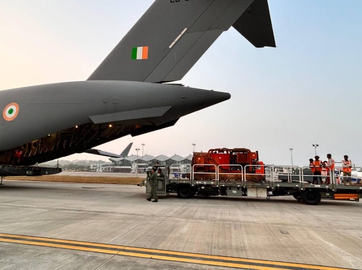 Uttarakhand tunnel rescue operation Air Force deployed C-17 aircraft to deliver equipment Uttarkashi Tunnel Accident: सुरंग में फंसे मजदूरों के रेस्क्यू में जुटी वायुसेना, इंदौर से भारी-भरकम मशीन लेकर पहुंचा C-17 विमान