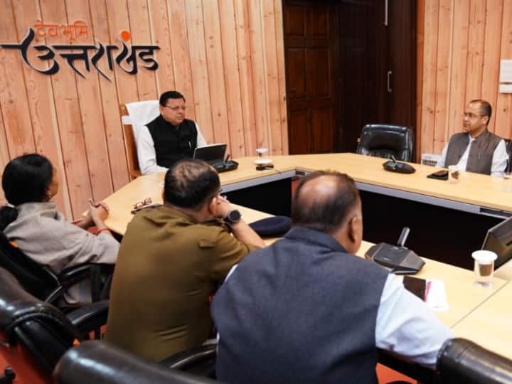 उधर, इस घटना के बाद रेस्‍क्‍यू ऑपरेशन में जुटी उत्तराखंड सरकार की ओर से प्रेस को जारी एक बयान में कहा, ''स्वास्थ्य विभाग ने सुरंग के बाहर एक इमारत में एक शिविर स्थापित किया है जहां आवश्यक दवाओं के साथ 6 बिस्तरों की व्यवस्था की गई है. सुरंग के बाहर कुल 10 एंबुलेंस भी तैनात की गई हैं. वहां डॉक्टर और अन्य स्वास्थ्यकर्मी भी तैनात हैं. फंसे हुए श्रमिकों को विटामिन सी, और डी, बीकोसूल जेड, अवसाद रोधी गोलियां भी दी जा रही हैं. सीएम पुष्‍कर स‍िंह धामी ने पूरे हालात पर र‍िव्‍यू मीट‍िंंग भी की है.