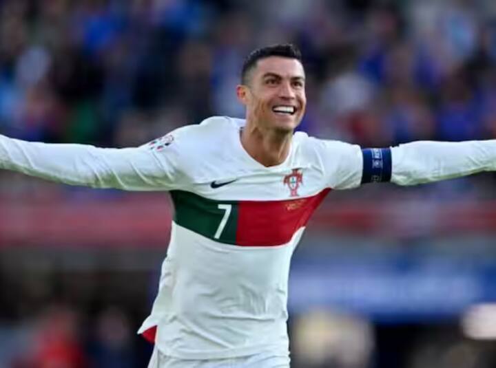 ਚੌਥੇ ਅਤੇ ਪੰਜਵੇਂ ਸਥਾਨ 'ਤੇ ਕ੍ਰਿਸਟੀਆਨੋ ਰੋਨਾਲਡੋ ਅਤੇ ਰਿਹਾਨਾ ਹਨ ਜਿਨ੍ਹਾਂ ਨੂੰ 110.2 ਮਿਲੀਅਨ ਅਤੇ 108.5 ਮਿਲੀਅਨ ਲੋਕ ਫਾਲੋ ਕਰਦੇ ਹਨ। ਛੇਵੇਂ ਅਤੇ ਸੱਤਵੇਂ ਸਥਾਨ 'ਤੇ ਕੈਟੀ ਪੇਰੀ ਅਤੇ ਟੇਲਰ ਸਵਿਫਟ ਹਨ ਜੋ ਕ੍ਰਮਵਾਰ 107.1 ਮਿਲੀਅਨ ਅਤੇ 94.7 ਮਿਲੀਅਨ ਦੇ ਨਾਲ ਹਨ।