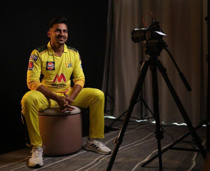 भारताचा अष्टपैलू क्रिकेटपटू असणाऱ्या शार्दुल ठाकूरने यंदाच्या वर्ल्ड कपमध्ये तीन सामने खेळले आहेत.शार्दुल आधी अफगाणिस्तान, पाकिस्तान आणि बांगलादेशविरुद्धच्या सामन्यात प्लेइंग 11 मध्ये होता. या सामन्यांमध्ये त्याने दोन विकेट मिळवल्या. शाळेत असताना सहा चेंडूत सहा षटकार ठोकणारा शार्दुलला 'पालघर एक्सप्रेस' म्हणूनही ओळखलं जातं. उजव्या हाताने मध्यमगती गोलंदाजी करुन तो भल्याभल्यांची दांडी गुल करतो. शार्दुल शेवटच्या फळीमध्ये फलंदाजी करतो.