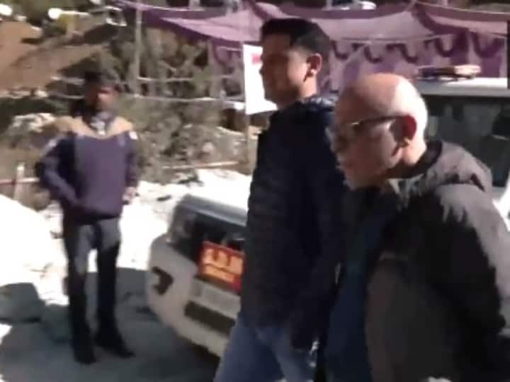 न्‍यूज एजेंसी एएनआई के मुताब‍िक, उत्तरकाशी की सुरंग में बचाव राहत अभ‍ियान का जायजा लेने के ल‍िए प्रधानमंत्री कार्यालय (पीएमओ) के उपसचिव मंगेश घिल्डियाल भी मौके पर पहुंचे.