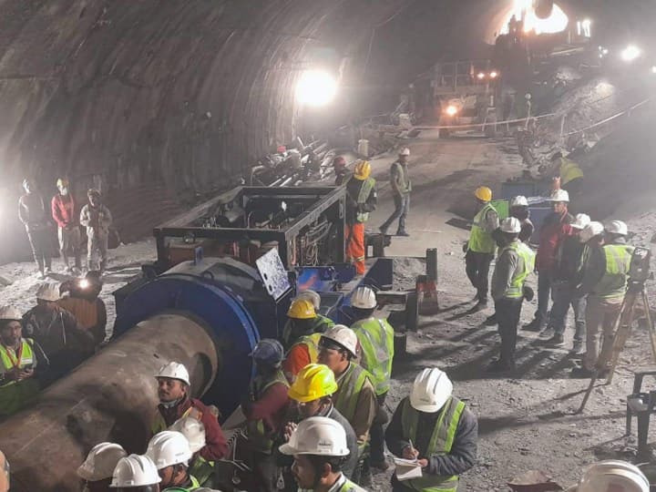Uttarkashi Tunnel Collapse Rescue operation stopped on the sixth day in Uttarkashi Tunnel accident Uttarkashi Tunnel Collapse: उत्तरकाशी टनल हादसे में छठे दिन रेस्क्यू ऑपरेशन रुका, इंदौर से मंगाई जा रही तीसरी मशीन