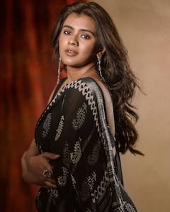 Hebah Patel Photos in Saree : బ్లాక్​ శారీలో డస్కీ లుక్​తో ఫోజులిచ్చిన కుమారి 34F