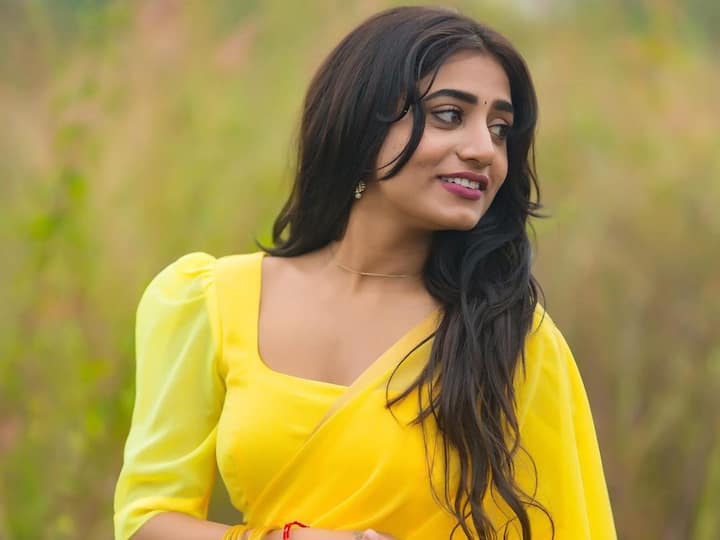 Bigg Boss Nayani Pavani in Saree : బిగ్​బాస్ బ్యూటీ నయని పావని.. ఎల్లో చీరలో క్యూట్ ఫోజులిచ్చింది.