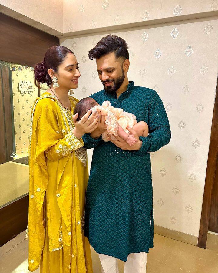 दिशा आणि राहुल यांनी शेअर केलेल्या फोटोमध्ये राहुल, दिशा आणि त्यांची मुलगी खास लूकमध्ये दिसत आहेत. फोटोमध्ये दिशा ही गोल्डन आणि पिंक कलरची साडी आणि गोल्डन ज्वेलरी अशा लूकमध्ये दिसत आहे तर राहुल हा ब्लू कलरच्या आऊटफिटमध्ये दिसत आहे.