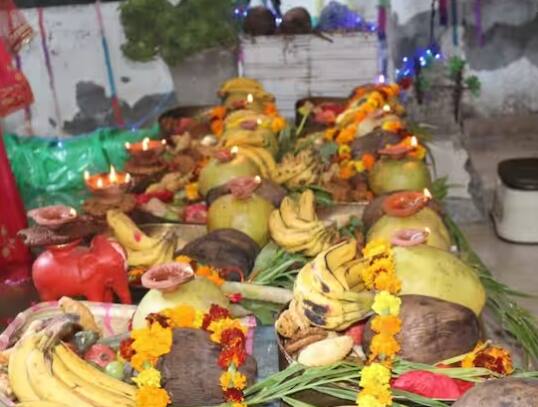 ਵਰਤ ਰੱਖਣ ਵਾਲੀਆਂ ਔਰਤਾਂ ਅਤੇ ਸ਼ਰਧਾਲੂ ਭਗਵਾਨ ਭਾਸਕਰ ਨੂੰ ਅਰਘ ਦਿੰਦੇ ਹਨ ਅਤੇ ਦੀਵੇ ਜਗਾ ਕੇ ਅਤੇ ਗੀਤਾਂ ਅਤੇ ਕਥਾਵਾਂ ਰਾਹੀਂ ਭਗਵਾਨ ਸੂਰਜ ਦੀ ਮਹਿਮਾ ਕਰਦੇ ਹੋਏ ਰਾਤ ਤੱਕ ਜਾਗਦੇ ਰਹਿੰਦੇ ਹਨ।