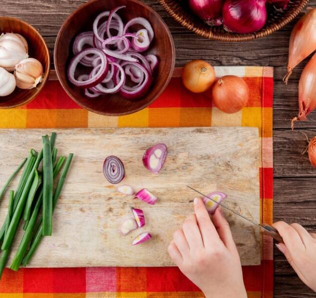 ਕੁਝ ਲੋਕ ਫਰਿੱਜ ਸਬੰਧੀ ਸਮੱਸਿਆਵਾਂ ਤੋਂ ਬਚਣ ਲਈ ਕੱਟੇ ਹੋਏ ਪਿਆਜ਼ ਨੂੰ ਫਰਿੱਜ ਵਿੱਚ ਰੱਖਣਾ ਪਸੰਦ ਕਰਦੇ ਹਨ। ਹਾਲਾਂਕਿ, ਇਸ ਵਿਧੀ ਦੀਆਂ ਆਪਣੀਆਂ ਸਮੱਸਿਆਵਾਂ ਹਨ। ਫ੍ਰੀਜ਼ਰ ਵਿੱਚ ਸਟੋਰ ਕੀਤੇ ਕੱਟੇ ਪਿਆਜ਼ ਫ੍ਰੀਜ਼ਰ ਦੇ ਜਲਣ ਲਈ ਸੰਵੇਦਨਸ਼ੀਲ ਹੁੰਦੇ ਹਨ, ਜਿਸਦੇ ਨਤੀਜੇ ਵਜੋਂ ਸੁਆਦ ਅਤੇ ਬਣਤਰ ਦਾ ਨੁਕਸਾਨ ਹੋ ਸਕਦਾ ਹੈ।