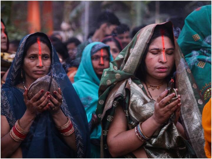 Chhath Puja 2023 Kharna: चार दिवसीय महापर्व छठ के दौरान छठी मैया और भगवान भास्कर के पूजा का विधान है. आज (शनिवार) इस चार दिवसीय पूजा दूसरा दिन है. आज के दिन खरना पूजा होती है.