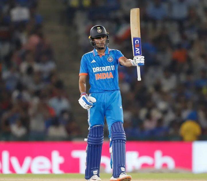 शुभमन गिल विश्वचषक 2023 मध्ये रोहित शर्मासोबत सलामीला येऊन हुकूमी खेळी खेळतोय. विश्वचषकापूर्वी तुफान फॉर्ममध्ये असलेल्या गिलला डेंग्यूने गाठलं आणि अख्ख्या भारताच्या काळजाचा ठोका चुकला.