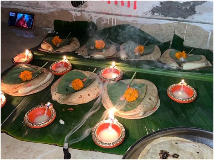 खरना पूजा के दिन व्रती नहाने के बाद भगवान सूर्य की पूजा करती हैं. शाम के समय मिट्टी के चूल्हे पर साठी के चावल, गुड़ और दूध की खीर बनाई जाती है. जिसे भोग के रूप में सबसे पहले छठ माता को अर्पित किया जाता है. आज के दिन व्रती उपवास रख कर रात में खरना पूजा के बाद प्रसाद ग्रहण करती हैं और फिर घर के सदस्यों को प्रसाद दिया जाता है.