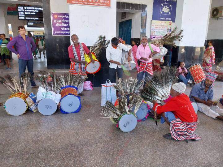 मंजीरा बजने वाले व्यक्ति ने बताया कि हम उस वक्त से आ रहे हैं जब 50 रुपये मिलते थे अब तो 4 से 5 हजार रुपये प्रति व्यक्ति मिल जाते हैं.