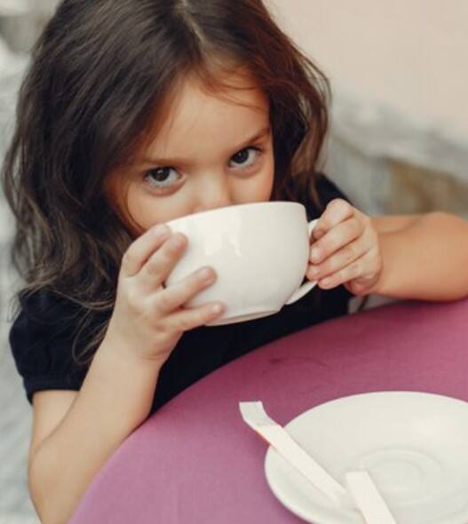 ਦਰਅਸਲ, ਕੌਫੀ ਵਿੱਚ ਕੈਫੀਨ ਪਾਈ ਜਾਂਦੀ ਹੈ, ਜੋ ਦਿਮਾਗ ਨੂੰ ਉਤੇਜਿਤ ਕਰਨ ਅਤੇ ਦਿਲ ਦੀ ਧੜਕਣ ਵਧਾਉਣ ਦਾ ਕੰਮ ਕਰਦਾ ਹੈ। ਇਸ ਨਾਲ ਗੈਸਟਰਿਕ ਐਸੀਡਿਟੀ, ਹਾਈਪਰ ਐਸਿਡਿਟੀ ਅਤੇ ਕੜਵੱਲ ਵਰਗੀਆਂ ਸਮੱਸਿਆਵਾਂ ਵੀ ਹੋ ਸਕਦੀਆਂ ਹਨ। ਇਸ ਕਾਰਨ ਬੱਚਿਆਂ ਦੀ ਨੀਂਦ ਵੀ ਖਰਾਬ ਹੋ ਜਾਂਦੀ ਹੈ। ਜਦੋਂ ਉਸਦੀ ਨੀਂਦ ਪ੍ਰਭਾਵਿਤ ਹੁੰਦੀ ਹੈ, ਤਾਂ ਉਸਦੇ ਸਰੀਰ ਦੇ ਵਿਕਾਸ ਵਿੱਚ ਵੀ ਰੁਕਾਵਟ ਆ ਸਕਦੀ ਹੈ।