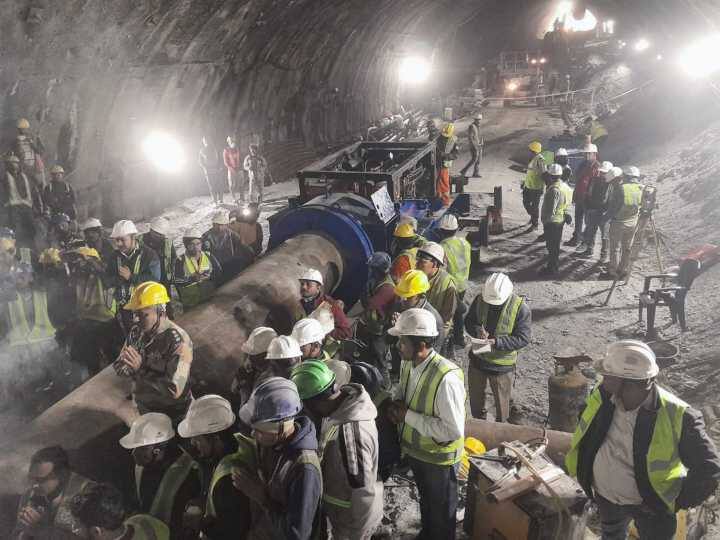 Uttarakhand Tunnel Crash rescue operation halted after large scale cracking sound ann Uttarakhand Tunnel Crash: उत्तरकाशी में 6 दिनों से सुरंग में फंसे मजदूर, ड्रिलिंग के बाद रुका रेस्क्यू ऑपरेशन, जानें बड़ी बातें