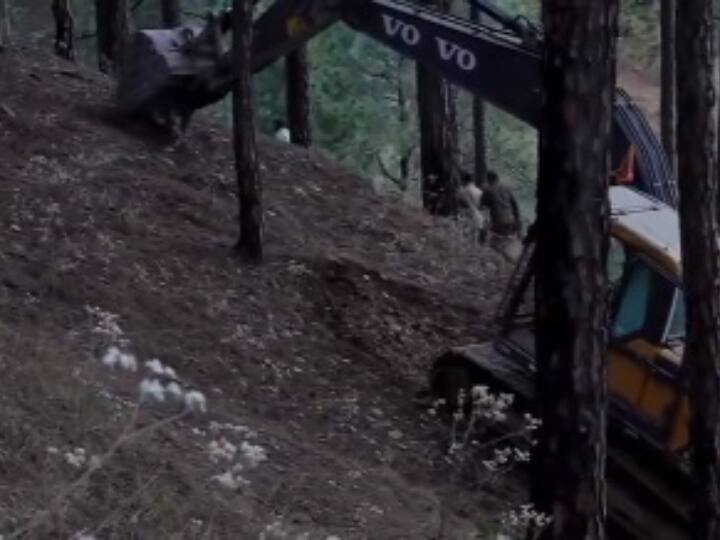 न्‍यूज एजेंसी पीटीआई के मुताब‍िक, राहत बचाव कार्य में जुटी सेना की ओर से करीब 1000 से 1200 मीटर लंबा ट्रैक तैयार क‍िया जा रहा है, ज‍िसका काम युद्ध स्‍तर पर जारी है.