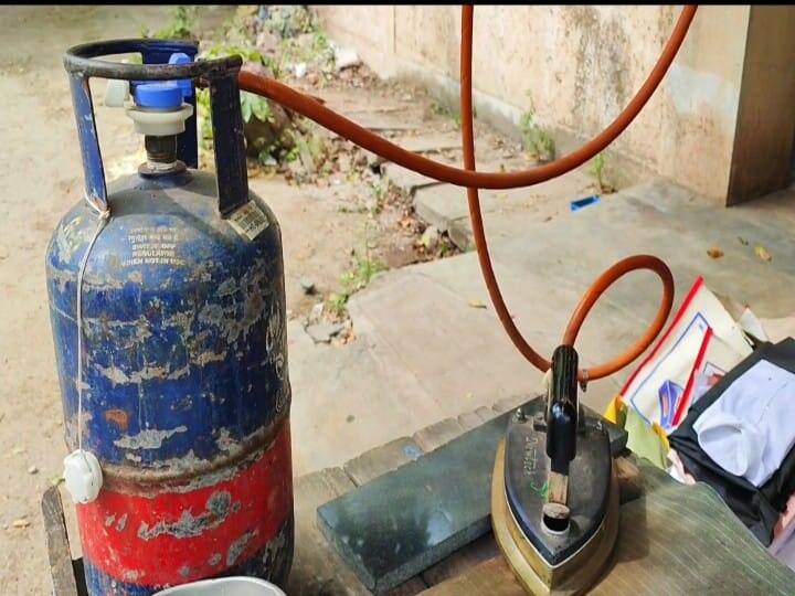 Good welcome to the new initiative of the worker who runs the iron box on the gas cylinder Madurai: கேஸ் சிலிண்டரில் இஸ்திரி பெட்டி: துணி தேய்க்கும் தொழிலாளரின் புதிய முயற்சிக்கு நல்ல வரவேற்பு!