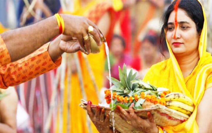 Chhath Puja 2023: છઠ પૂજા દરમિયાન મહિલાઓ સિંદૂરથી માંગ ભરે છે, પરંતુ છઠ પૂજા દરમિયાન સિંદૂર ભરવાનો આ પ્રકાર અલગ છે. આખી માંગ નાકથી નાક સુધી ભરાય છે. આવો જાણીએ તેની પાછળનું કારણ.