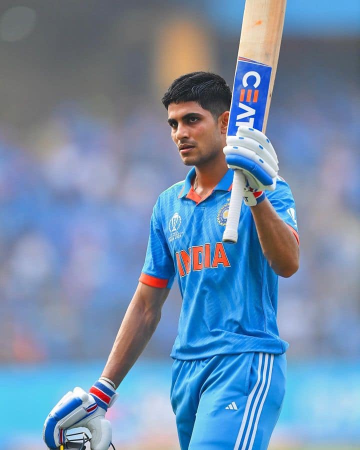 शुभमन गिलने डिसेंबर 2020 मध्ये ऑस्ट्रेलियाविरुद्धच्या कसोटी मालिकेतून पदार्पण केलं. त्यावेळी त्याचं वय अवघं 20-21.. होतं... पहिल्या कसोटीच्या दोन्ही डावात 80 धावा, दुसऱ्या कसोटीच्या दोन्ही डावात 81 धावा ठोकल्यानंतर, शुभमन तळपला तो तिसऱ्या कसोटीत. त्या कसोटीच्या दुसऱ्या डावात त्याने 90 धावा केल्या. मात्र या 90 धावा एखाद्या शतकापेक्षा कमी नव्हत्या. शुभमनच्या त्या खेळीमुळे भारताला हा सामना 3 विकेस्ट राखून जिंकता आला होता.