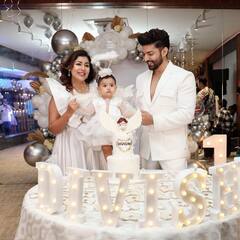 एक साल की हुई Debina-Gurmeet की नन्ही प्रिंसेस दिविशा, कपल ने लाडली का ग्रैंड बर्थडे किया सेलिब्रेट, व्हाइट ड्रेस में ट्विनिंग करती नजर आईं मां-बेटी