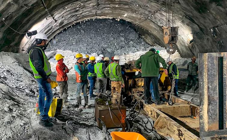 40 workers trapped in uttarakhand Uttarkashi   tunnel still 150 hours Uttarkash:ટનલમાં 150 કલાકથી ફસાયેલા 40 શ્રમિકોના જીવ અધ્ધરતાલ, રેસ્ક્યુ ઓપરેશન બંધ થતાં પરિજનોમાં ફફડાટ