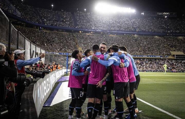 ஆட்டம் தொடங்கியது  முதலே இரு அணிகளும் மாறி மாறி தங்களுடைய முழு பலத்தையும் பயன்படுத்தி பந்தை வளைக்குள் தள்ள போராடின.