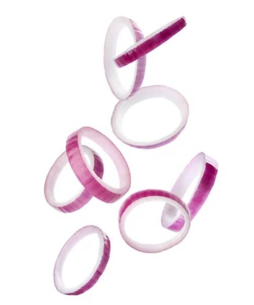 ਕੱਟੇ ਹੋਏ ਪਿਆਜ਼ ਵਿੱਚ ਐਨਜ਼ਾਈਮ ਹੁੰਦੇ ਹਨ ਜੋ ਫਰਿੱਜ ਦੇ ਠੰਡੇ ਤਾਪਮਾਨ ਨਾਲ ਪ੍ਰਤੀਕ੍ਰਿਆ ਕਰ ਸਕਦੇ ਹਨ। ਇਹ ਪ੍ਰਤੀਕ੍ਰਿਆ ਗੰਧਕ ਮਿਸ਼ਰਣਾਂ ਦੇ ਗਠਨ ਦਾ ਕਾਰਨ ਬਣ ਸਕਦੀ ਹੈ, ਕਿਉਂਕਿ ਪਿਆਜ਼ ਵਿੱਚ ਗੰਧਕ ਹੁੰਦਾ ਹੈ, ਜੋ ਤੁਹਾਡੇ ਪਕਵਾਨਾਂ ਵਿੱਚ ਇੱਕ ਕੋਝਾ, ਕੌੜਾ ਸੁਆਦ ਬਣਾ ਸਕਦਾ ਹੈ। ਇਹ ਮਿਸ਼ਰਣ ਕਮਰੇ ਦੇ ਤਾਪਮਾਨ ਨਾਲੋਂ ਫਰਿੱਜ ਵਿੱਚ ਵਿਕਸਤ ਹੋਣ ਦੀ ਜ਼ਿਆਦਾ ਸੰਭਾਵਨਾ ਰੱਖਦੇ ਹਨ।