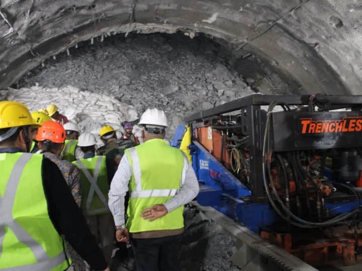 Uttarkashi tunnel collapse: उत्तरकाशी में सिल्क्यारा व डंडालगांव के बीच निर्माणाधीन सुरंग का एक ह‍िस्‍सा रव‍िवार (12 नवंबर) को ढह गया था ज‍िसमें 40 मजदूर फंसे थे, ज‍िनकी संख्‍या अब 41 हो गई है.