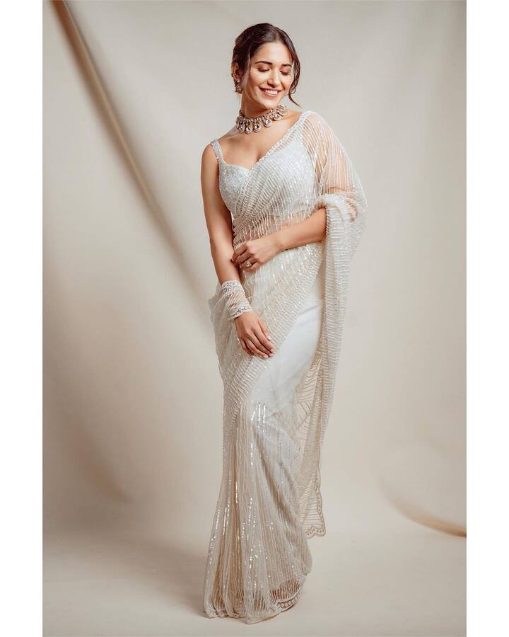 'చిలసౌ' సినిమాతో తెలుగు తెరకు పరిచయం అయిన హీరోయిన్ రుహానీ శర్మ. ఆ తర్వాత 'హిట్', 'నూటొక్క జిల్లాల అందగాడు' సినిమాల్లో నటించింది.