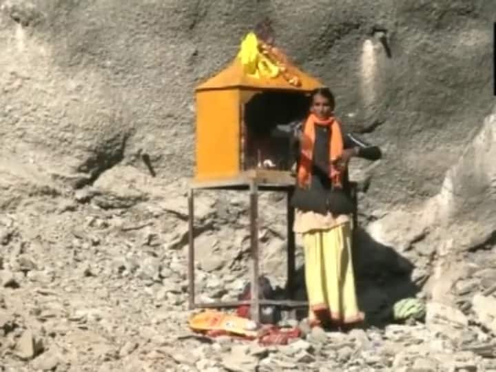 न्‍यूज एजेंसी एएनआई के मुताब‍िक, उत्तरकाशी की यह निर्माणाधीन सुरंग महत्वाकांक्षी चारधाम प्रोजेक्‍ट का ही हिस्सा है, जोक‍ि हिंदुओं के तीर्थस्थल बद्रीनाथ, केदारनाथ, यमुनोत्री और गंगोत्री तक कनेक्टिविटी बढ़ाने की राष्ट्रीय बुनियादी ढांचा पहल है. सुरंग में फंसे लोगों की सलामती के ल‍िए बाहर एक मंद‍िर भी स्‍थाप‍ित कर मंत्रोच्‍चारण भी क‍िए गए.