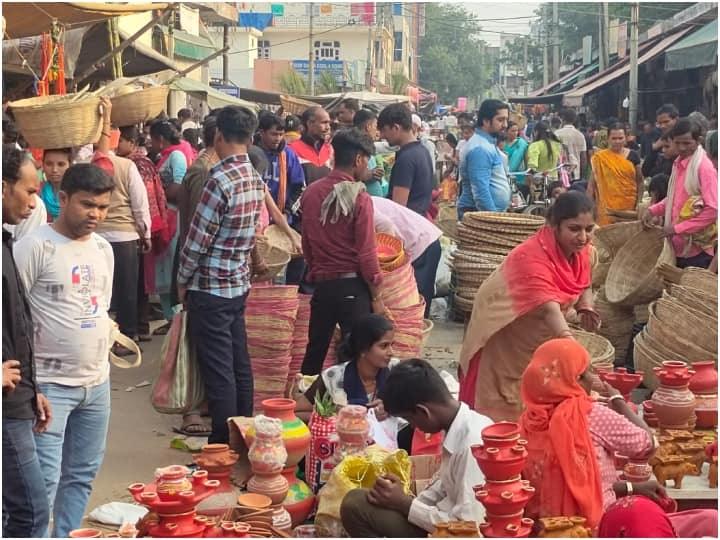 Chhath Puja 2023 Shopping: गुरुग्राम में छठ पूजा को लेकर बाजारों में काफी भीड़ देखी गई. गुरुग्राम के चकरपुर और सदर बाजार में बांस के बने सूप, फल और पूजन सामग्री की दुकानें गुलजार रहीं.